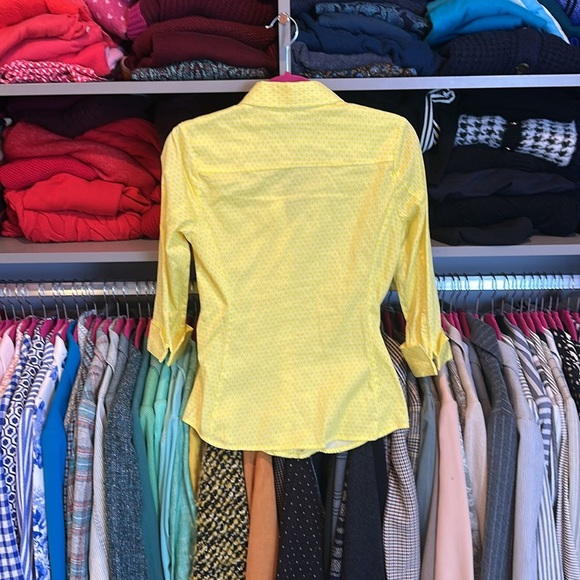 New York & Co. yellow/white print 3/4 sleeve ruffled button down top size XS - Picture 3 of 3